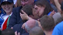 CỰC ĐỘC: Conte lao lên khán đài hôn say đắm vợ khi Italy thắng Tây Ban Nha